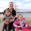 Zoey Meyer aus Mindelheim ist auf Unterstützung angewiesen. Das Bild zeigt sie mit ihrer Mama und ihrer Schwester.