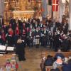 Zum Schluss sangen alle Chöre in der Obergriesbacher Pfarrkirche zusammen im Altarraum "Ein schöner Tag". 