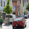 In der Burgauer Stadtstraße reihen sich die Geschäfte aneinander. Damit die Innenstadt weiterhin belebt bleibt, wird der Um- und Neubau von Geschäftsräumen weiter gefördert. 