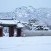 Die koreanische Wetterbehörde erwartet, dass die Schnee- und Regenfälle noch bis Donnerstagmittag Ortszeit anhalten werden.