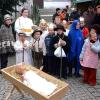 Vor 22 Jahren hatte der Rehlinger Advent auf dem Rathausplatz Premiere. Die Begeisterung von Jung und Alt konnte man schon damals spüren - sie hält bis heute an. Hier eine Aufnahme vom ersten Adventsmarkt, bei dem auch ein Rahmenprogramm von mehreren Gruppen für Unterhaltung sorgte. Im Bild eine Kindergruppe von den Freunden der Natur St. Stephan, die mit einem Krippenspiel begeisterten. 