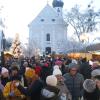 Eine Aufnahme vom Rehlinger Advent 2023 mit natürlicher winterlicher Stimmung und vollem Rathausplatz.