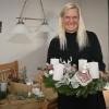 Birgit Greinwald bastelt Adventskränze mit Tannengrün, Eukalyptus, getrocknete Rosen, Zimtstangen und Deko