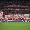 Bayern-Fans zeigen Schmäh-Plakate gegen den Präsident von Paris Saint-Germain, Nasser Al-Khelifi.