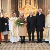 Glückwünsche für die Organistin (von rechts) Pfarrer Thomas Schwarz, Kirchenpfleger Franz Reich, Martin und Anni Neukäufer, Pater Thomas Schwarz, Pfarrgemeinderatsvorsitzende Ariane Golling und Bürgermeisterin Gertrud Hitzler