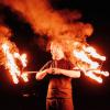 Auch die Feuergaukler von „Vessaniae“ treten bei der City-Weihnacht in Lauingen auf. Im Bild: Timon Brixle.