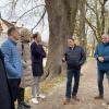 Bei einem Stadtrundgang mit Bürgermeister Harald Reisner hat sich der IHK-Regionalausschuss über die Folgen des Hochwassers informiert. 