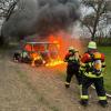 15 Einsatzkräfte der Höchstädter Feuerwehr waren im Einsatz, um den brennenden Geländewagen zu löschen.