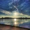 Die Sonne verabschiedet sich nach einem herrlichen Herbst-Sonnentag: Gesehen von Michael Ettel Anfang November am Wertachstausee Bobingen.