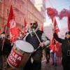 Zehntausende gehen gegen Italiens Rechtsregierung auf die Straße.