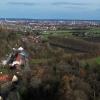 Auf der braunen Ackerfläche im Hintergrund, die vorne von der Wellenburger Allee und links von einer Pappelreihe begrenzt wird, soll ein Solarpark entstehen. Im Vordergrund sind Schloss und Gutshof Wellenburg zu sehen, im Hintergrund links Radegundis. 