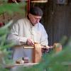 Auf dem mittelalterlichen Weihnachtsmarkt in Neu-Ulm drechselt Fritz Hirsch noch genauso wie vor hunderten Jahren.