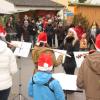 Kinder und Jugendliche musizieren auf dem Weihnachtsmarkt in der Marktgemeinde Kaisheim.