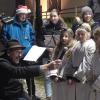 Putzige Engelchen stimmten zusammen mit Roggenburgs Bürgermeister Mathias Stölzle auf den Weihnachtsmarkt im Prälatenhof des Klosters ein. 