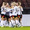 DFB-Frauen jubeln nach dem 1:0 durch Sjoeke Nüsken.