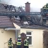 Am Samstagmorgen ging die Meldung eines Dachstuhlbrandes ein. 60 Einsatzkräfte sind in Wertingen vor Ort, um das Feuer an einem Einfamilienhaus zu löschen.