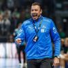 Kiels Coach Filip Jicha gibt Kommandos an der Seitenlinie.