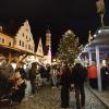 Auch das gehört zum Christkindlmarkt dazu: zusammenstehen, ratschen und etwas Warmes trinken.