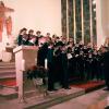 Der Chor der Augsburger Domsingknaben mit Dirigent Stefan Steinemann in der Illertisser Kollegskirche.