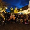 Wie es sich gehört, kamen Christkind, Engelschar und Nikolaus zur Eröffnung des Aichacher Christkindlmarktes. Bürgermeister Klaus Habermann gab schließlich das Startzeichen für den weihnachtlichen Markt rund ums Rathaus.