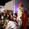 Der Nikolaus durfte nicht fehlen beim Weihnachtsmarkt in Schiltberg.