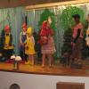 Chaotische Märchenzustände herrschten beim ersten Hollenbacher Kindertheater auf der Bühne. Nicht nur die drei Zwerge (von links Tobias Birkmeir, Maximilian Reich und Melissa Reichelt) wirkten hilf- und ratlos, auch das Rotkäppchen (Mira Reichelt), das Rumpelstilzchen (Annabell Chaffe) und das tapfere Schneiderlein (Emily Reich) suchten lange Zeit vergebens ihre Märchenpartner.