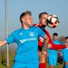  Marco Gerold vom TSV Wertingen (rechts, hier im Kopfballduell mit Valentin Hüber vom SC Oberweikertshofen) erzielte mit seinem Treffer die 2:1-Führung für den Aufsteiger. Am Ende konnten sich die Zusamtaler zu Hause mit 3:1 durchsetzen.