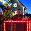 Marco Blank aus Stadtbergen hat wohl eines der weihnachtlichsten Häuser im Landkreis Augsburg und dafür 300 Meter Kabel verlegt.