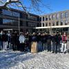 MdB Carmen Wegge (Mitte) mit den beteiligten Schülerinnen und Schülern sowie Lehrkräften der Mittelschule Landsberg. 