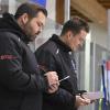 HCL-Trainer Martin Hoffmann (rechts, links Co-Trainer Dominik Weis) hatte sich bislang einiges zu notieren, am liebsten würde er auch neue Spieler auf den Zettel schreiben.