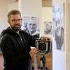 Fotograf Florian Weber in den Räumen der Kirche St. Johannes in Oberhausen: Bis Februar hängen dort noch großformatige Schwarz-Weiß-Fotos von suchtkranken Menschen, die sich am Helmut-Haller-Platz aufhalten.