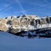 Auf 42 Kilometern umrunden Skifahrer das Massiv der Sella.