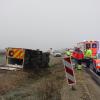 Auf dem Weg zu einem Unfall auf der B16 bei Manching ist ein Rettungswagen verunglückt.