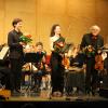 Wenn der Vater mit dem Sohne und der Schwiegertochter musiziert: (vorne von rechts) Ludwig Hornung, Sarah Christian und Ludwig Hornung wurden ebenso wie die Dillinger Orchestervereinigung beim Winterkonzert im Stadtsaal mit standing ovations gefeiert. 