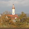 Die Biberbacher Wallfahrtskirche hat kein Gerüst mehr. Stolz ragt der Turm über die herbstlichen Baumwipfel hinweg.