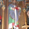 Der Kirchenpatron ist als Bischofsfigur mittig im Hochaltar der Kirche zu sehen.