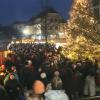 Beim Rehlinger Advent gab es auf dem Rathausplatz zeitweise fast kein Durchkommen mehr. Der Markt fand heuer zum 20. Mal statt.