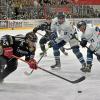 David Zachar (am Puck) sprintet den Ottobrunner Spielern Lukas Pfaffinger und Markus Hulm davon.  