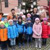 Die Kinder der Johann-Peter-Ring Grundschule haben in diesem Jahr den Friedberger Wunschbaum behängt.