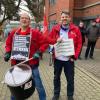 Vor dem Volkswagen-Werk Kassel-Baunatal wurde lautstark demonstriert.