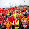 Streikende stehen vor dem Volkswagen-Werk Emden.