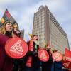 Lautstarker Protest bei VW direkt am Vorstandhochhaus in Wolfsburg.