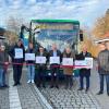 Die neue Buslinie 704 bindet künftig die Gemeinden zwischen Dachau und Aichach an. Darüber freuen sich MVV-Planer und Vertreter der Gemeinden: (von links) Tristan Laska, Dachaus Landrat Stefan Löwl, Peter Sigmund, Wolfgang Hörl, Christian Blatt, Michael Reiter, Landrat Klaus Metzger und Niklaas Rozsnyay.