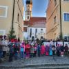 Sie erfreuten die Besucherinnen und Besucher mit ihrem Gesang beim Christkindlmarkt in Inchenhofen: die Kinder vom Kinderhaus, links dahinter die Wilden Kirchenmäuse und rechts der Musikverein Hollenbach-Inchenhofen. 