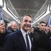 Der griechische Ministerpräsident Kyriakos Mitsotakis an Bord eines U-Bahn-Wagens während der Einweihung der U-Bahn.