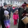 Sepp Rabas (rechts im Bild) von den Landsknechten informiert mit seinen Reimen und seiner Trommel Kinder über das Märchenzelt.