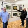 Stefan Bissinger, Peter Wossnig und Rolf Frenzel (von links) bauen mit viel Herzblut die Ausstellung der  Fotofreunden Friedberg auf.