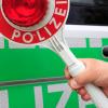 Handkelle Kelle Polizeikelle Polizei-Kelle Winkerkelle Anhaltestab Haltekelle Verkehrsstab Halt Polizei Stopp Symbolfoto Polizei Polizeiauto Polizeiwagen Symbolbild Symbol Blaulicht Streife Polizeistreife Unfall Verkehrskontrolle Kontrolle Verkehr Polizist Polizisten Polizistin Polizistinnen Alarm Sirene Notfall Überfall Einbruch Raub Unfälle Mord Totschlag Festnahme festnehmen Auto Wagen Fahrzeig Polizeifahrzeug Bitte folgen Hilfe Achtung Verfolgung verfolgen Verfolgungsjagd Notruf Blinklicht (Dienststelle Gersthofen)