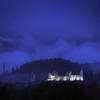 Das Hohe Schloss in Füssen umgeben von Wolken. Bevor die Temperaturen am Freitag wieder steigen sollen, sinken sie in den kommenden Tagen leicht.