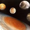 Das Archivbild von 1997 zeigt eine Fotomontage des Jupitersystems: Zu sehen ist der Rand der Jupiterkugel mit dem großen Roten Fleck sowie Jupiters vier große Monde, die als die Galileischen Monde bekannt sind. 